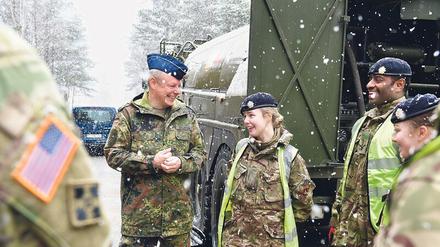 Truppenbetankung. Oberst Olaf Detlefsen (l.), Kommandeur des Landeskommandos Brandenburg, im Gespräch mit britischen Soldaten.