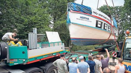 Schiffsreise. Im Juli wurde der Dampfer nach Wustermark gebracht. Foto: S. Stache/dpa