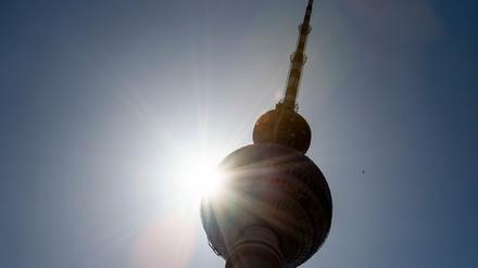 Die Sonne scheint hinter dem Berliner Fernsehturm.