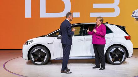Bundeskanzlerin Angela Merkel (CDU) besucht bei ihrem Eröffnungsrundgang auf der IAA den Stand von Volkswagen und wird von Herbert Diess, Vorstandsvorsitzender der Volkswagen AG begrüßt.