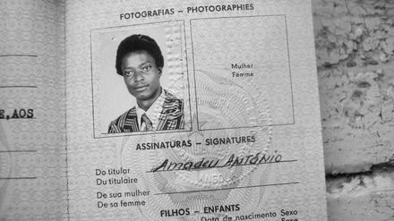 Der 28jährige Angolaner Amadeu Antonio Kiowa wurde am 25. November 1990 von 15 Rechtsradikalen angegriffen und starb an den Folgen des Übergriffs.