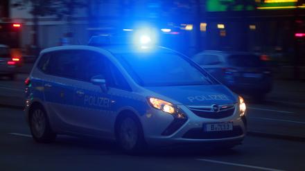 Einsatzwagen der Polizei mit eingeschaltetem Blaulicht bei einem Einsatz in Berlin, Symbolbild.