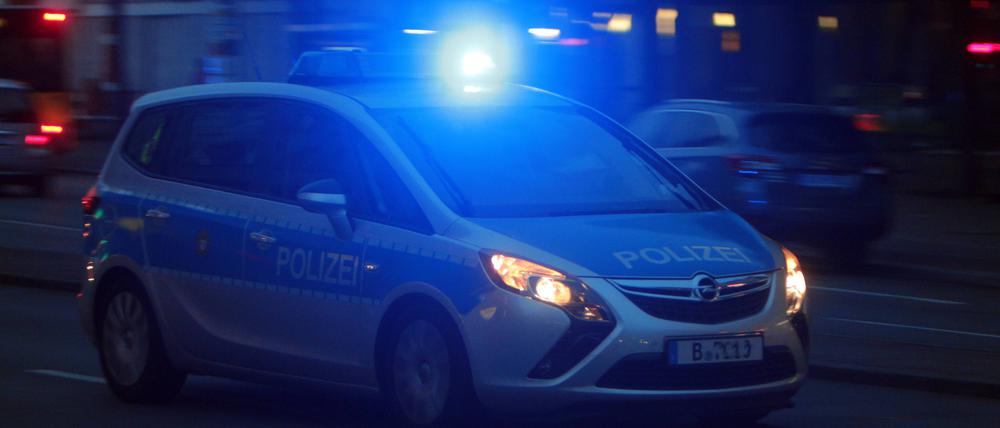 Einsatzwagen der Polizei mit eingeschaltetem Blaulicht bei einem Einsatz in Berlin, Symbolbild.