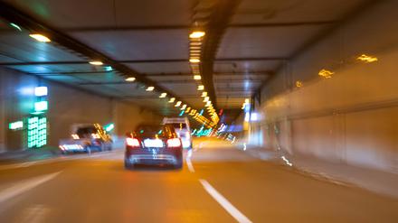 Ein Auto fährt im Tunnel Flughafen Tegel auf der A111 Richtung Innenstadt.