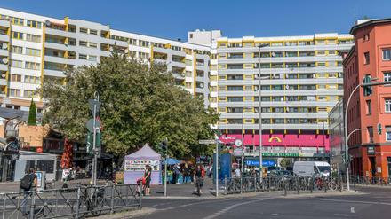 In diesem Riegel soll die Kotti-Wache unterkommen: Das Zentrum Kreuzberg überspannt die Adalbertstraße.