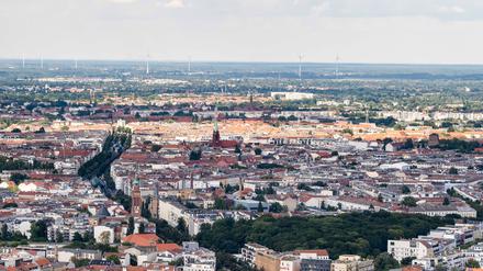 Blick von Berlin-Mitte entlang der Schönhauser Allee über die Stadtteile Prenzlauer Berg und Pankow bis zu Windrädern am Berliner Stadtrand. 