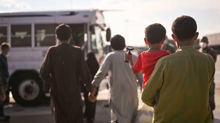 In Sicherheit. Geflüchtete aus Afghanistan kommen am Militärflughafen Ramstein-Miesenbach an. (Symbolbild)