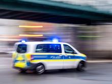 Mit Blaulicht und Martinshorn unterwegs : Zwei Polizisten verletzt nach Crash mit Pkw in Berlin