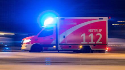 Ein Rettungswagen der Berliner Feuerwehr fährt mit Blaulicht durch Berlin.