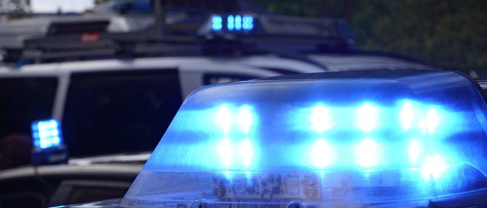Trotz Blaulicht und Martinshorn: Polizisten stoßen in Berlin mit Auto einer  Seniorin zusammen