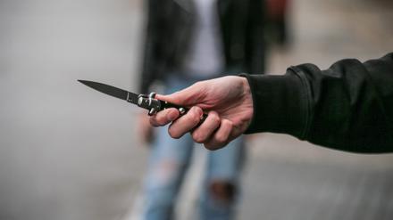 Eine Person hält ein Messer in der Hand. (Symbolfoto)