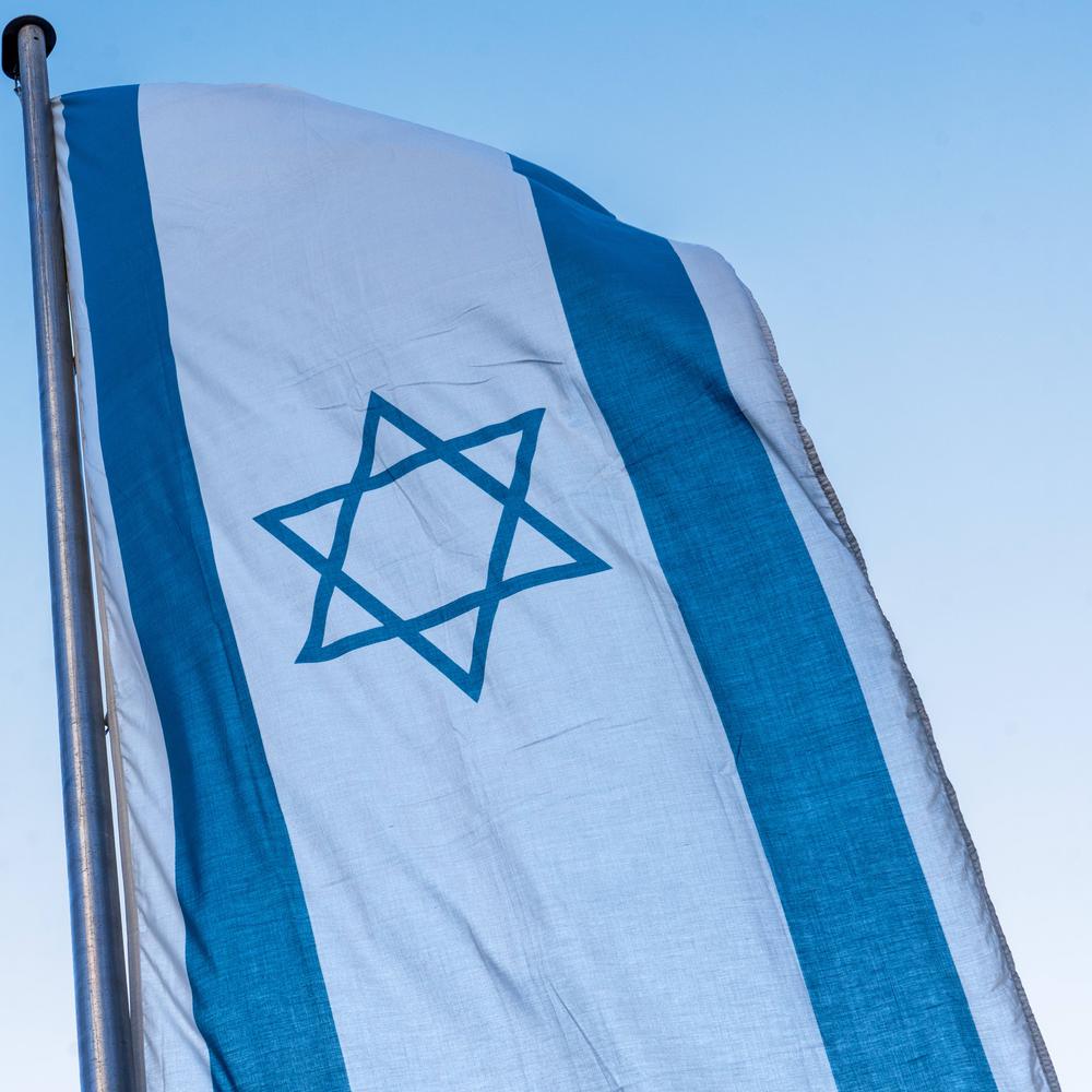 Unbekannte Täter zünden Israel-Flagge am Rastatter Rathaus an