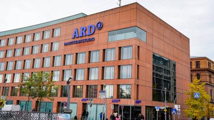 Ein Unbekannter kippte Farbe auf das ARD-Hauptstadtstudio in Berlin.