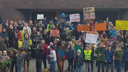 Eltern und Kinder demonstrieren in Lichtenberg.