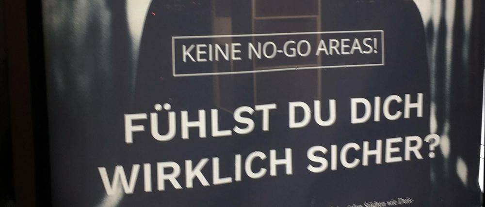 An einer Bushaltestelle vor dem Europa-Center in Charlottenburg macht die Identitäre Bewegung Werbung.