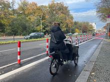 „Das ist nur der Anfang“: Neuer geschützter Radweg auf dem Tempelhofer Damm in Berlin eröffnet