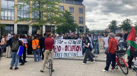 Die Student Coalition Berlin hat zu einer Demonstration vor der Alice-Salomon-Hochschule aufgerufen.