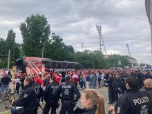 700 Polizisten und ein Helikopter im Einsatz: Energie Cottbus blickt in Berlin dem Aufstieg entgegen