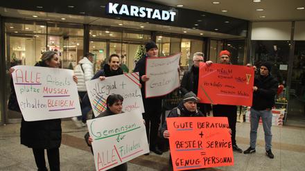 Vertreter der Gewerkschaft Verbi demonstrieren vor dem Karstadt-Kaufhaus am Leopoldplatz für den Erhalt der Arbeitsplätze.