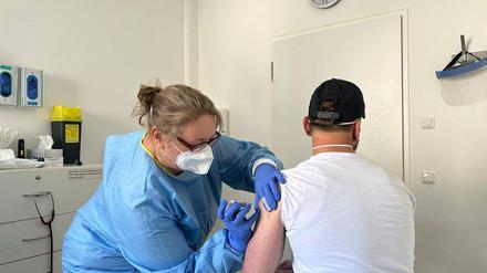 Das Foto des Gesundheitsamtes Berlin-Reinickendorf zeigt einen Asylbewerber, der im Zuge eines Masernausbruchs geimpft wird.