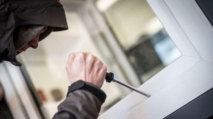 Ein Mann demonstriert in einer polizeilichen Beratungsstelle in Frankfurt am Main, wie einfach es für einen Einbrecher wäre, mit Hilfe eines stabilen Schraubenziehers ein geschlossenes Fenster von außen zu öffnen. 
