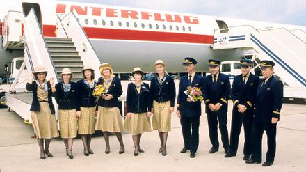 Eine Interflug-Crew vor ihrer Maschine auf dem Rollfeld des Frankfurter Flughafens im Jahr 1989.