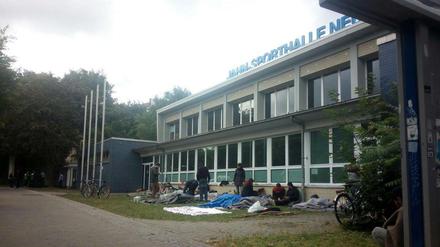 Rund 30 Flüchtlinge campieren vor der Jahnsporthalle in Neukölln.