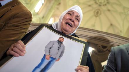 Die Mutter des Mordopfers, Semiya Ö., hält am 04.11.2014 ein Bild ihres getöteten Sohns in ihren Händen.