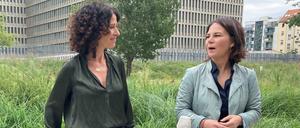Berlins Grüne-Spitzenkandidatin Bettina Jarasch (l.) und die grüne Kanzlerkandidatin Annalena Baerbock wollen mehr Beton in der Stadt entsiegeln.
