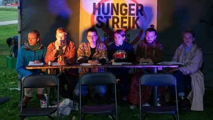 Die Klimaaktivisten berichten bei einem Pressegespräch über die Erfahrungen ihres beendeten mehrtägigen Hungerstreiks.