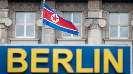 Die nordkoreanische Flagge weht in Berlin-Mitte.