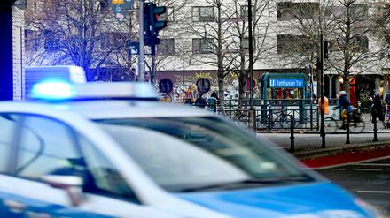 Ein Polizeiwagen fährt beim U-Bahnhof Kottbusser Tor in Kreuzberg vorbei. (Archivbild)