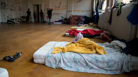 Die von Flüchtlingen besetzte Gerhart-Hauptmann-Schule in Berlin-Kreuzberg vor zwei Jahren. Will der Senat solche Bilder verhindern, muss er schnell Unterkünfte bauen.