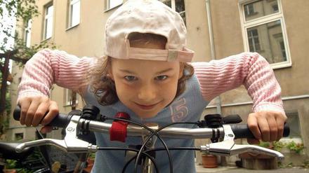 Fahrradfahren kann jeder - auch Berlins Kinder. Hoffentlich mit Helm und gut instruiert ... Liebe Leserinnen und Leser: Senden Sie uns Ihre Fotos von interessanten Berliner Fahrrädern in Berlin an leserbilder@tagesspiegel.de