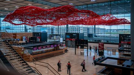 Objektkunst der US-Künstlerin Pae White schwebt über der Haupthalle im Terminal 1 des Flughafens Berlin Brandenburg Willy Brandt.
