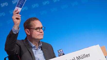 Seine Stimme - aber wofür? Michael Müller (SPD), Regierender Bürgermeister, beim Landesparteitag der SPD Berlin. 