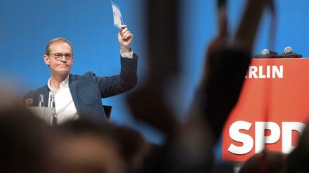 Die Berliner SPD stimmte am Landesparteitag für eine Lehrerverbeamtung und gegen ein Enteignungsgesetz. 