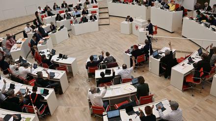 Die drei Koalitionsfraktionen von SPD, CDU und Grünen sowie die Linksfraktion im Brandenburger Landtag planen eine Verfassungsänderung. 