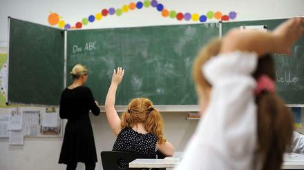 Berlins Grundschulen leiden unter einem erheblichen Lehrermangel. Vor allem in Sprachen und Mathematik werden deshalb viele Unterrichtsstunden nicht von Fachlehrern erteilt.