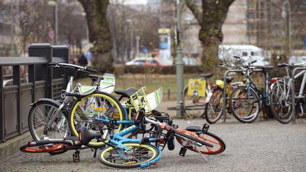 Fahrradkönig. Überall in Berlin stehen Leihfahrräder in der Innenstadt. Hier am Askanischen Platz.