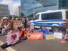 Protest am Rande des Demokratiefests: Letzte Generation blockiert vor dem Berliner Hauptbahnhof