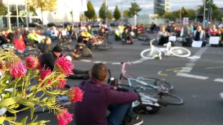 Mahnwache. Mit Aktionen wie diesen wird in Berlin immer wieder an getötete Radfahrer erinnert. 