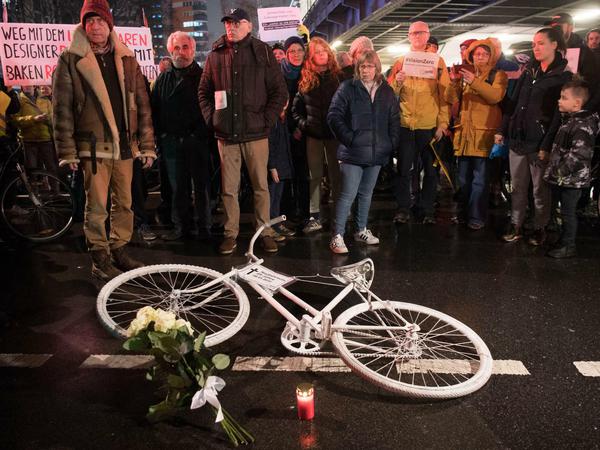 Die Demonstranten erinnern mit einem weißen Fahrrad an die am Kottbusser Tor gestorbene Radfahrerin.