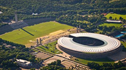 Die Luftaufnahme zeigt das Olympiastadion und den Umliegenden Olympiapark in Berlin.
