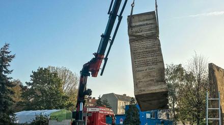 Per Schwertransport über den Atlantik: Der Brief auf einem Stück Berliner Mauer.