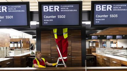 Arbeit an einem Schalter des BER-Flughafens 