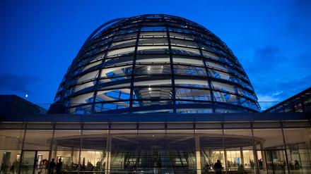 Was unter der Reichstagskuppel vor sich geht, erklärt mitmischen.de für Jugendliche.