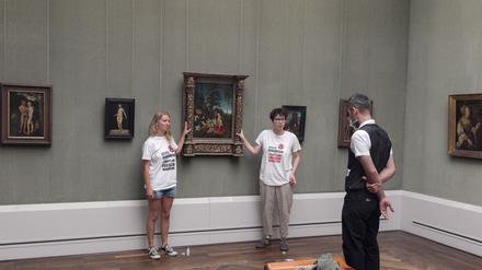 Zwei Klimaaktivisten der „Letzten Generation“ klebten sich am Donnerstag an einem Gemälde von Lucas Cranach dem Älteren fest. Mitarbeiter des Museums lösten die Hände der beiden Frauen von dem Bild.