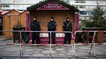 Alltag und Ausnahmezustand. Polizisten am Anschlagsort auf dem Weihnachtsmarkt am Breitscheidplatz. 