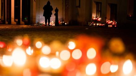 Kerzen sind am Tatort in der Seitenstettengasse in der Wiener Innenstadt zu sehen.